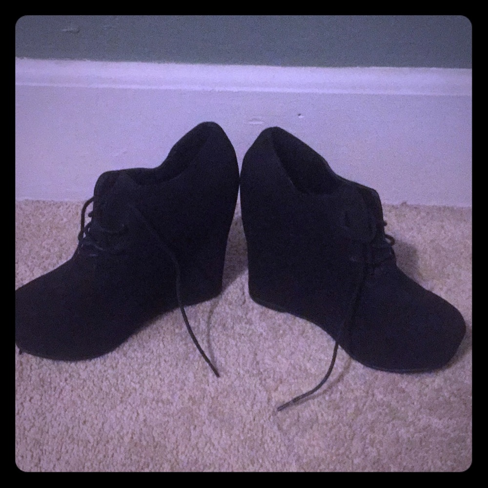 Super sexy black wedges